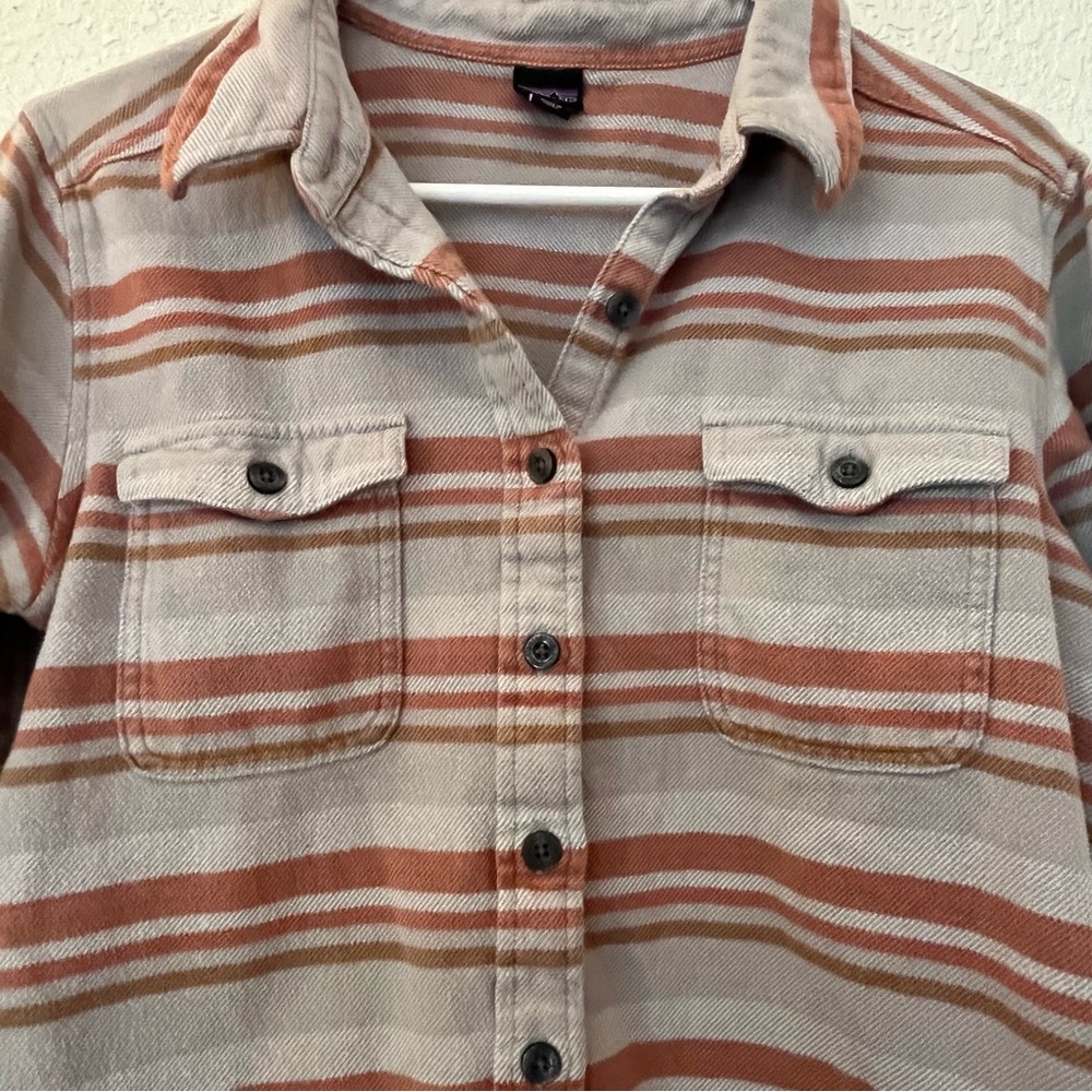 Kids Patagonia Organic Cotton Striped Shirt - Gray and Rust color. - Picture 4 of 7
